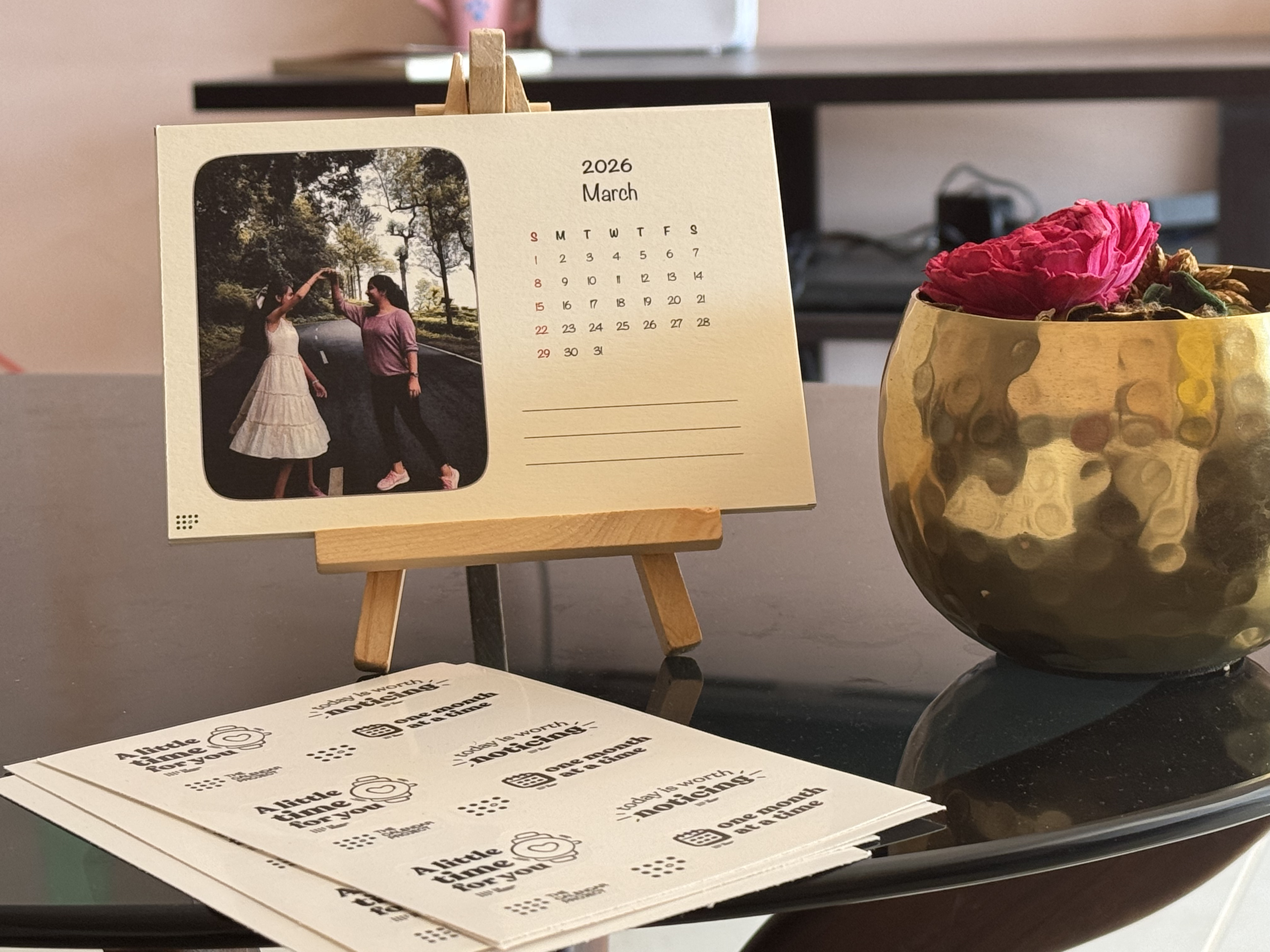 Calendar preview — photo card on wooden stand